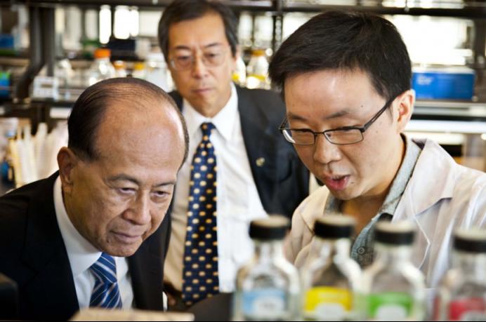  从英国电网到健康未来；李嘉诚九旬仍追逐时光，资本故事耐人寻味。 情感心理 从英国电网到健康未来；李嘉诚九旬仍追逐时光，资本故事耐人寻味。 情感心理