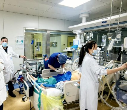  长途堵车酿悲剧；下车即昏迷险丧命；两例肺栓塞敲响出行警钟 健康养生