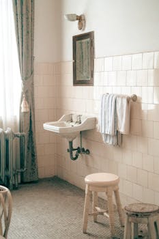 美国潜艇在印度洋击沉伊朗军舰，此事件已将中东冲突外溢至印太海域，周边国家安全形势骤然紧张；全球航运通道面临严峻考验，经济影响逐步显现。