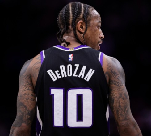  德罗赞砍下赛季最高分，却难掩球队失利遗憾；生涯得分超越邓肯，升至历史第十八位。 体育新闻