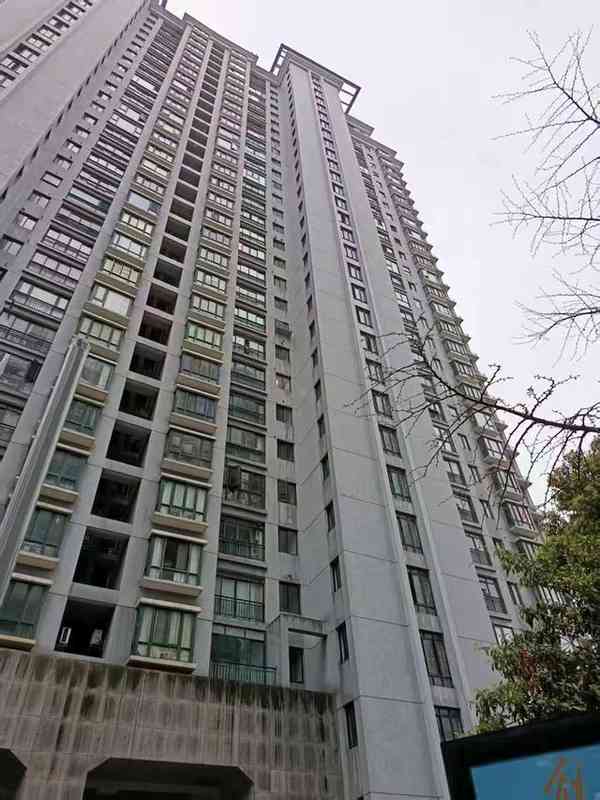  一部摇晃的电梯，困住了300颗回家的心 新闻