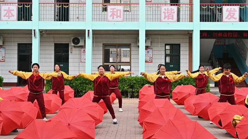  【深度解析】从龙腾狮跃到伞韵逐梦：辛集校园传统文化表演的幕后技术全揭秘 体育新闻