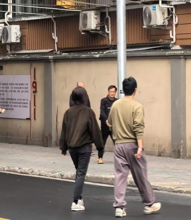  镜头之外的朱亚文：低调穿搭哲学与明星生活的真实边界 娱乐新闻